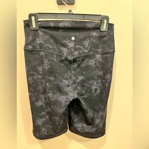 CRZ YOGA Black and Gray Patterned Bike Shorts